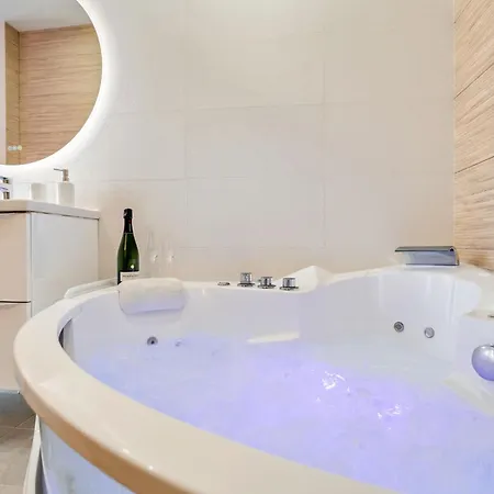 Elegant Jacuzzi Loft In Massena