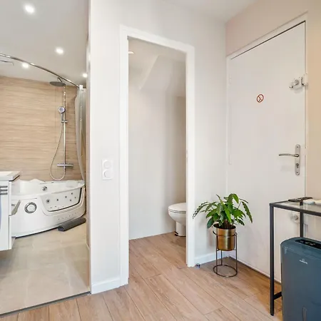 Renting - Massena - Luxe - Jacuzzi - Terrace - King Bed - Ac