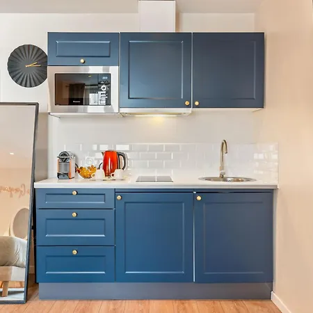 Renting - Massena - Luxe - Jacuzzi - Terrace - King Bed - Ac Apartment *
