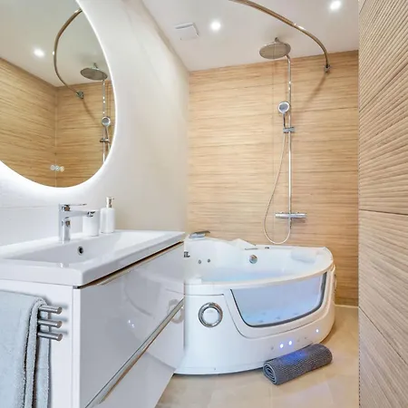 Daire Renting - Massena - Luxe - Jacuzzi - Terrace - King Bed - Ac