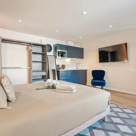 Renting - Massena - Luxe - Jacuzzi - Terrace - King Bed - Ac Apartment *