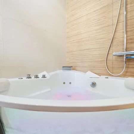Daire Renting - Massena - Luxe - Jacuzzi - Terrace - King Bed - Ac Nice