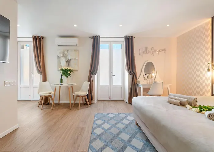 Elegant Jacuzzi Loft In Massena דירה *