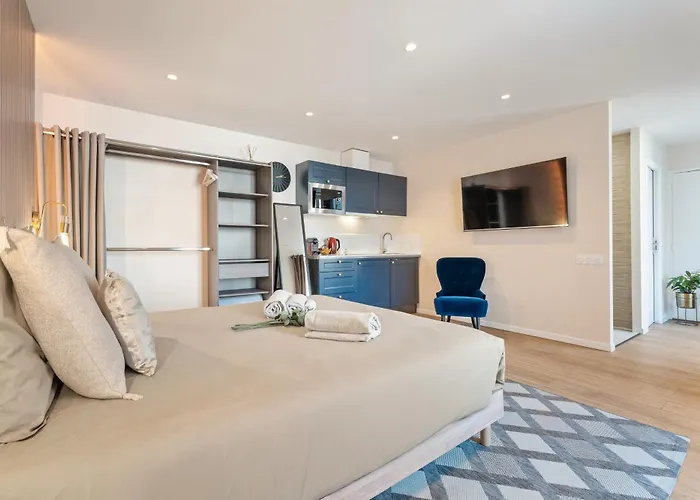 Elegant Jacuzzi Loft In Massena דירה *