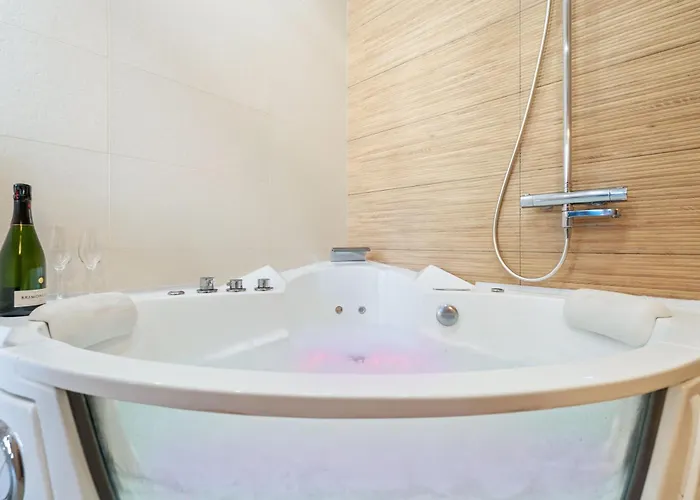 דירה Elegant Jacuzzi Loft In Massena ניס